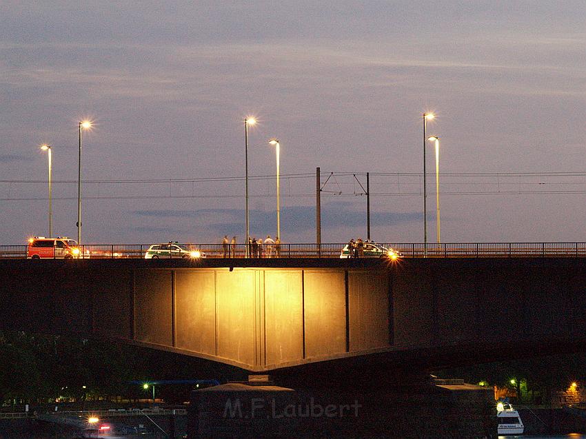 Lebensmueder mit Pistole Koeln Deutzer Bruecke P69.JPG